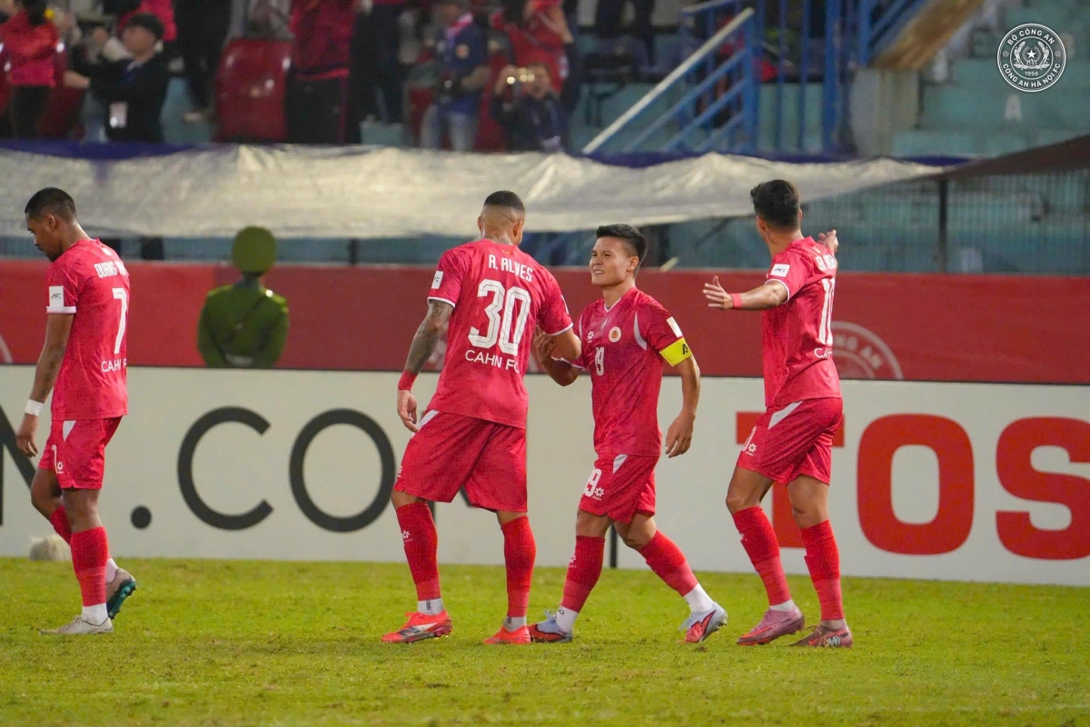 Quang Hải (giữa) và Alves (số 30) có một ngày thi đấu xuất sắc (Ảnh CAHN FC)