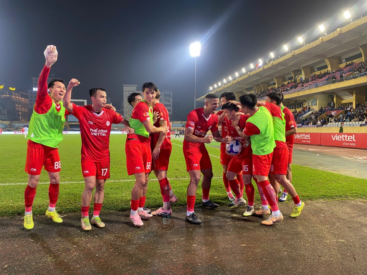 Các cầu thủ đội chủ nhà ăn mừng chiến thắng (Ảnh Thể Công Viettel)
