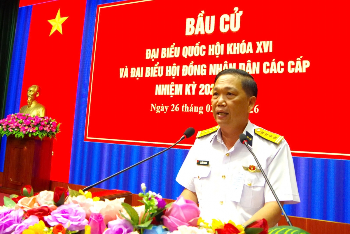 Đại tá Lê Hồng Quang, Phó Chủ nhiệm Chính trị Vùng 2 Hải quân, Tổ trưởng Tổ bầu cử sớm trên biển. Ảnh  Vùng 2 Hải quân