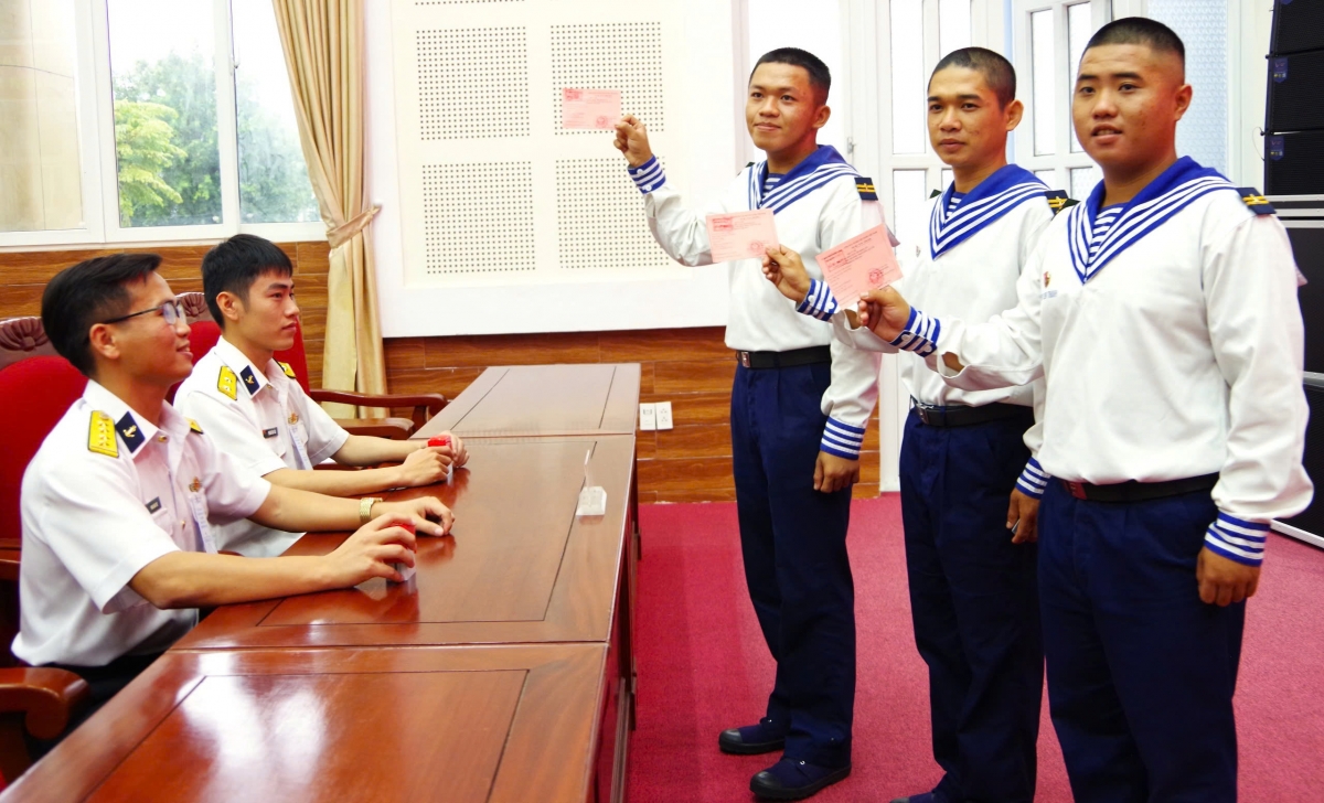 Cán bộ, chiến sĩ Vùng 2 Hải quân thực hiện bầu cử sớm. Ảnh Vùng 2 Hải quân