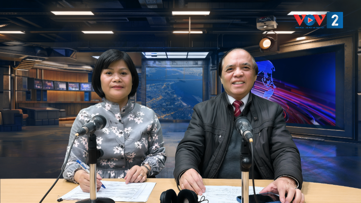 GS.TS Bùi Quang Thanh (phải) trao đổi tại VOV2 về phát huy bản lĩnh, trí tuệ Việt Nam trong thời đại mới