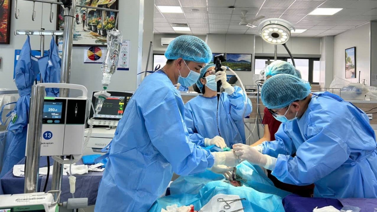 Trường hợp bệnh nhân nặng được cấp cứu kịp thời tại Bệnh viện Đại học Y Hà Nội. Ảnh: BVCC