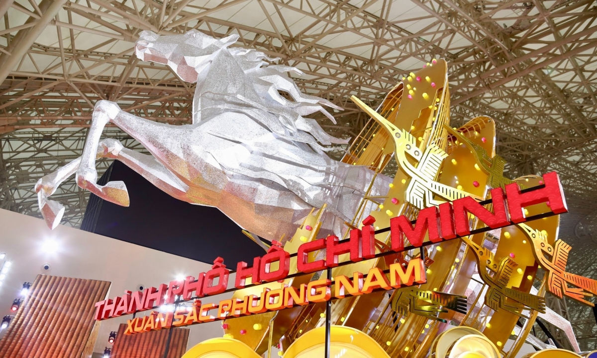 Ngay từ sảnh chính là khu vực trưng bày của Thành phố Hồ Chí Minh, du khách sẽ được chiêm ngưỡng mô hình ngựa phi nước đại dũng mãnh. Ảnh: skds.vn