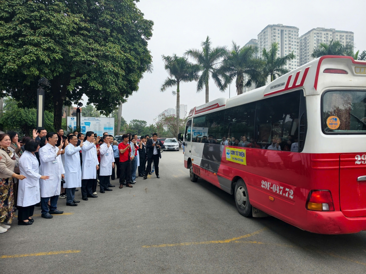 Các tuyến xe đưa bệnh nhân về ăn Tết trải dài từ Hà Nội đi Hải Phòng, Hưng Yên, Tuyên Quang, Phú Thọ, Thái Nguyên, Sơn La, Lào Cai, Bắc Ninh, Lạng Sơn, Ninh Bình, Thanh Hóa, Nghệ An, Hà Tĩnh. (Ảnh: Bộ Y tế)