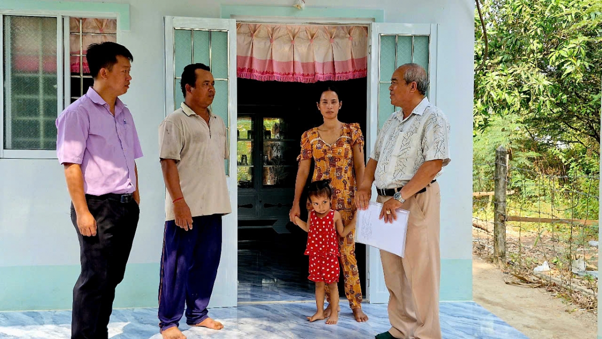 Bí thư Chi bộ Thạch Văn Mến ( ngoài cùng bên phải). Ảnh VOV ĐBSCL