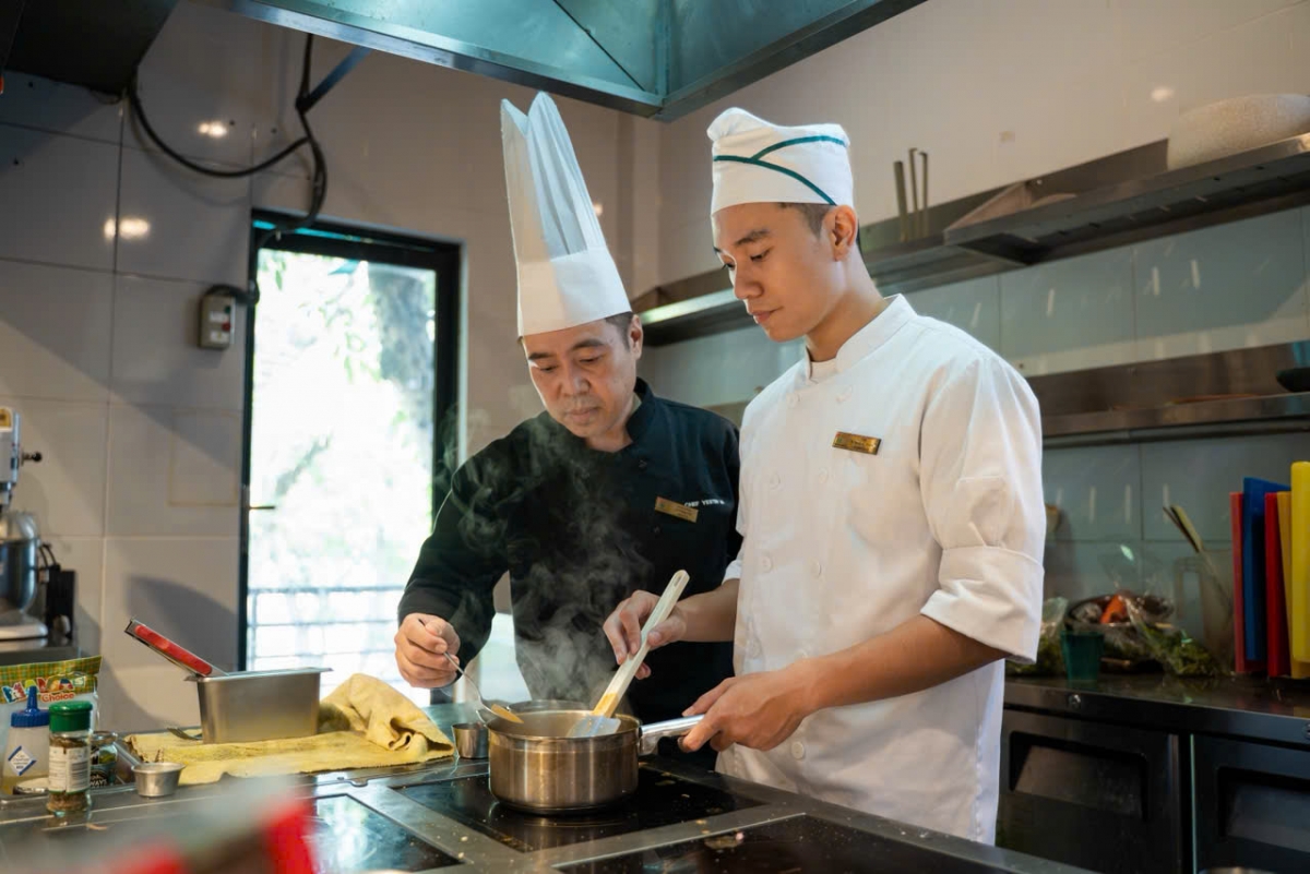 Nghệ nhân quốc gia Lê Công Yên đang giảng dạy cho học viên. Ảnh: NVCC