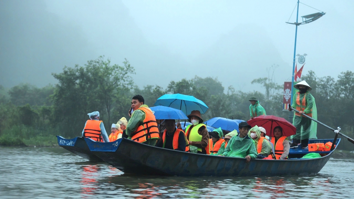 Từ sáng sớm  các thuyền đò đã tấp nập chở du khách trẩy hội Chùa Hương. Ảnh: Việt Trung