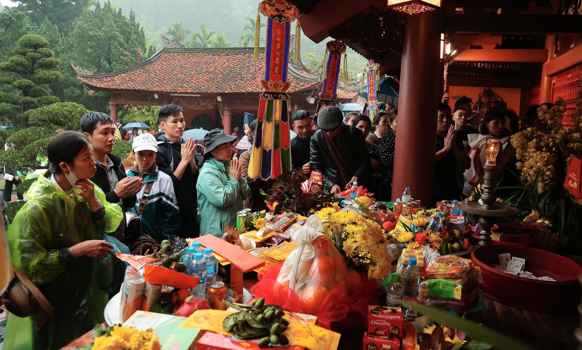 Du khách dâng hương bái Phật trong ngày khai hội. Ảnh: Việt Trung