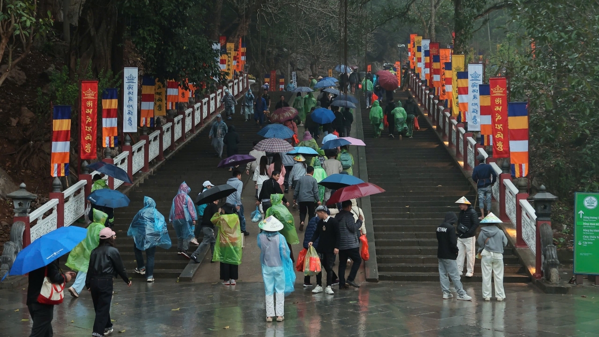 Bất chấp trời mưa, rất đông du khách vẫn đổ về dự lễ khai hội. Ảnh: Việt Trung
