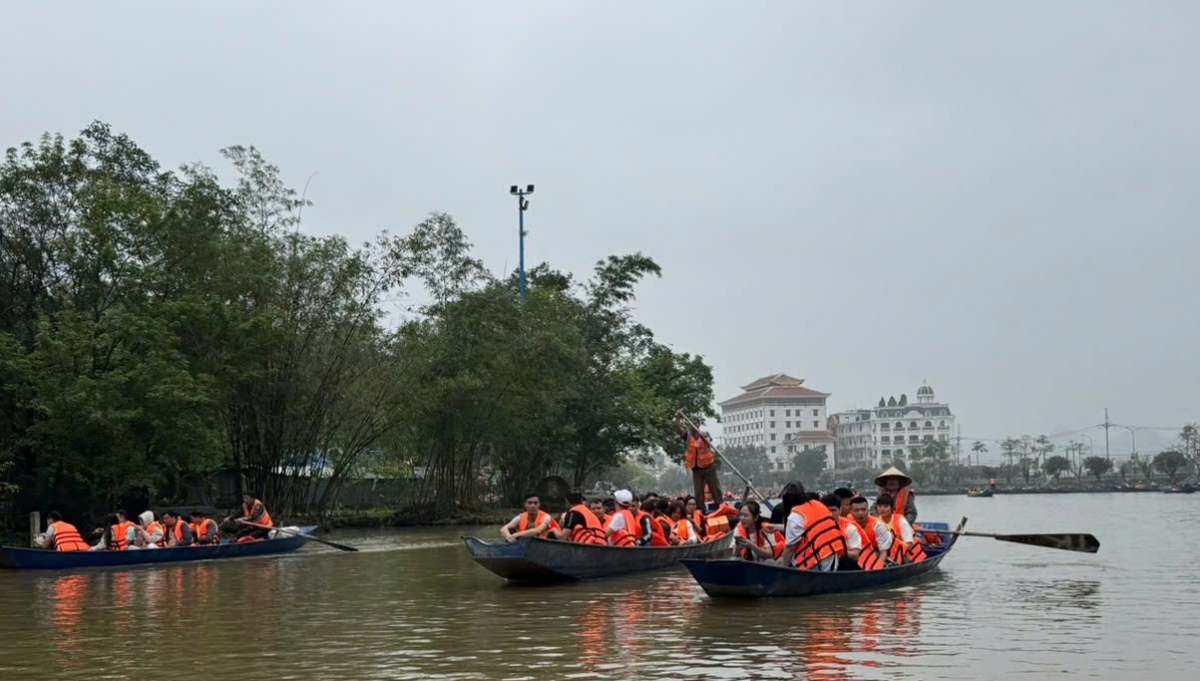 Du khách đã tự giác mặc áo phao trong quá trình di chuyển trên suối Yến. Ảnh: Đình Dũng