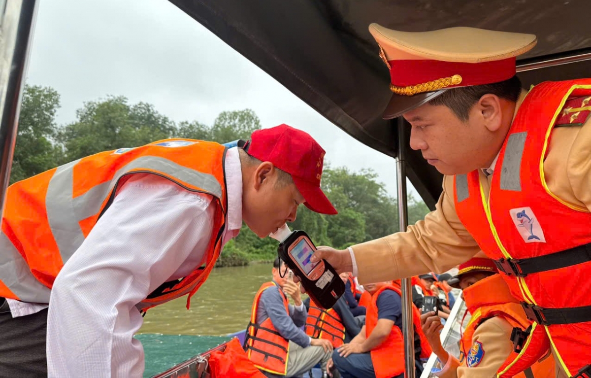 Kiểm tra nồng độ cồn của lái đò trên suối Yến. Ảnh: Đình Dũng