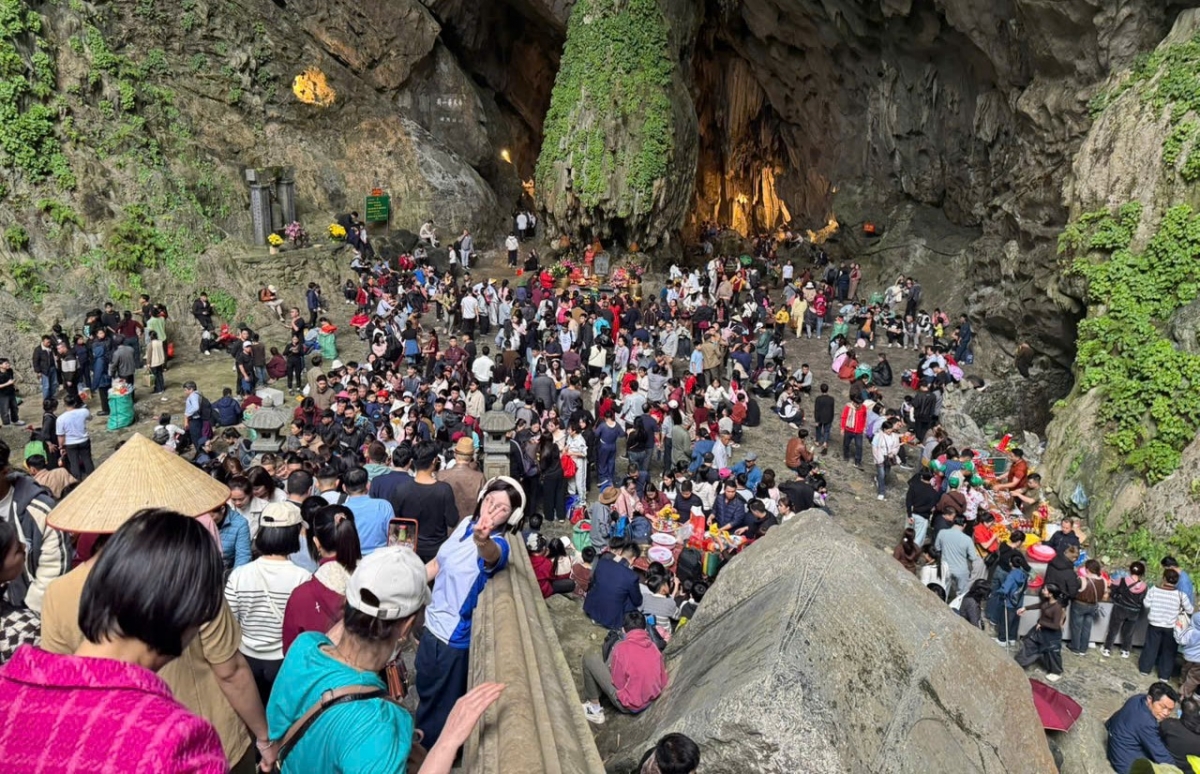 Rất đông du khách trẩy hội Chùa Hương ngay đầu năm mới. Ảnh: Đình Dũng