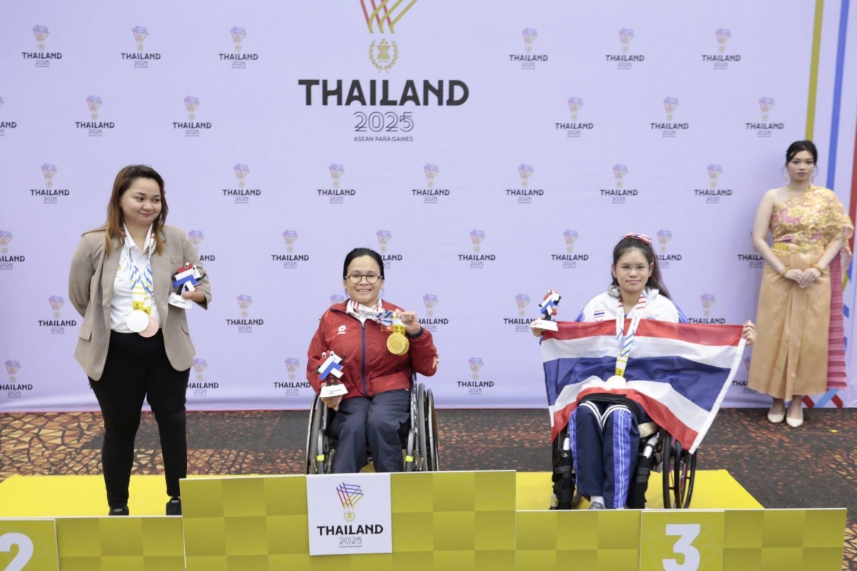 Kỳ thủ Trần Thị Bích Thủy trên bục nhận huy chương