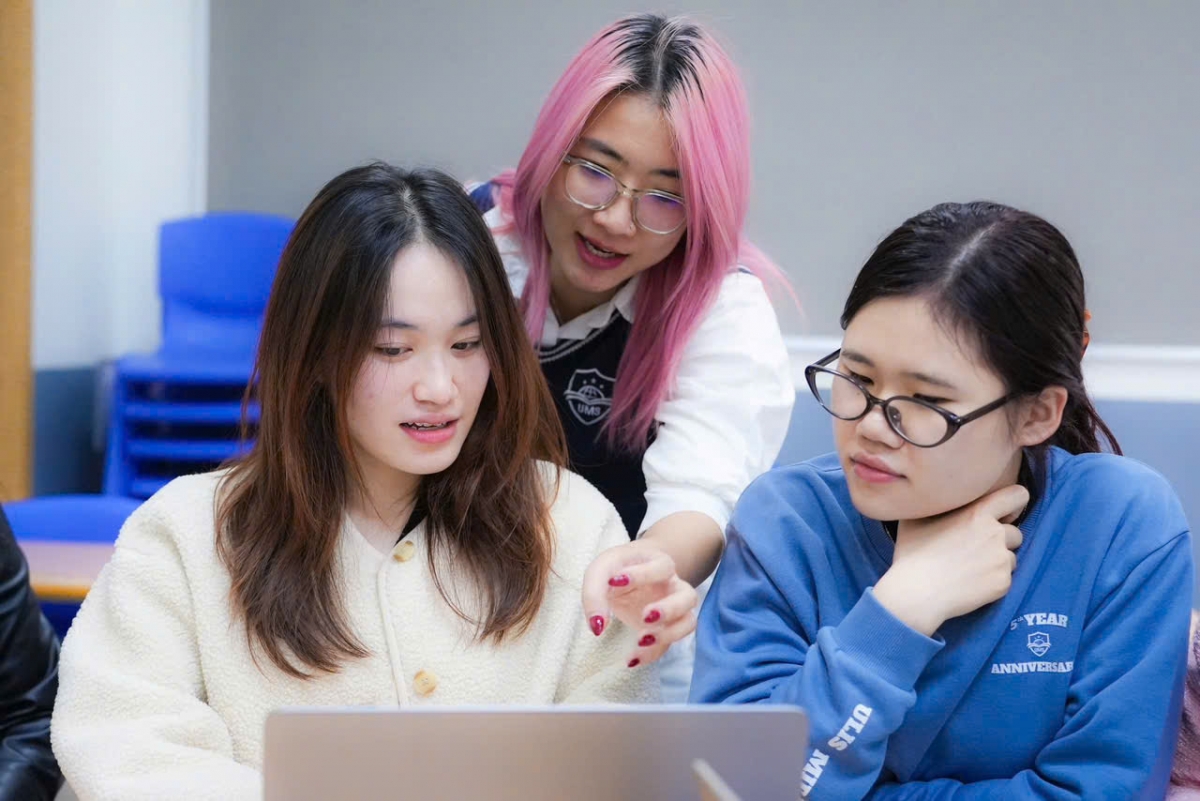 Cô giáo Đoan Trang (giữa) đang hỗ trợ những đồng nghiệp của mình nâng cao năng lực tiếng Anh
(Ảnh ULIS)