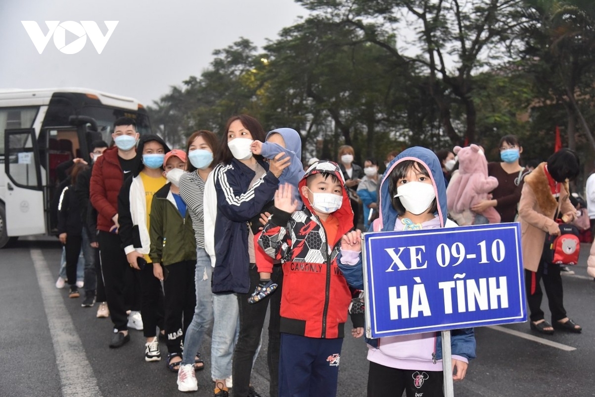 Công nhân và gia đình được đưa về quê đón Tết trên chuyến xe công đoàn