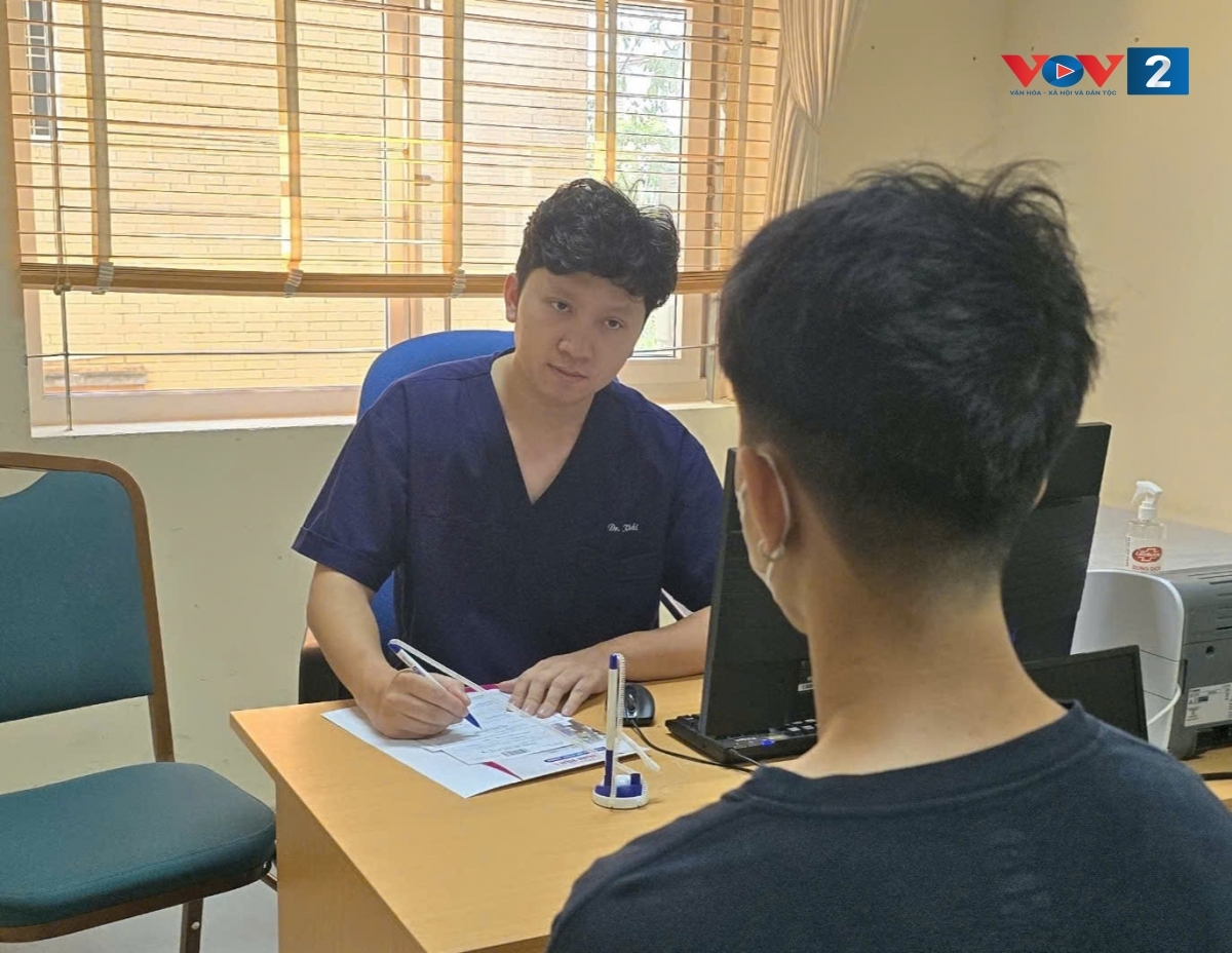 BS Phạm Quang Khải tư vấn cho bệnh nhân