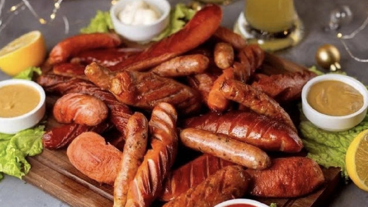 Những món ăn người cao tuổi nên hạn chế. Ảnh VOVnews