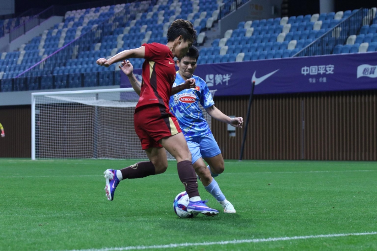 Cầu thủ nữ Việt Nam thể hiện sự kiên cường và nỗ lực (Ảnh: VFF)