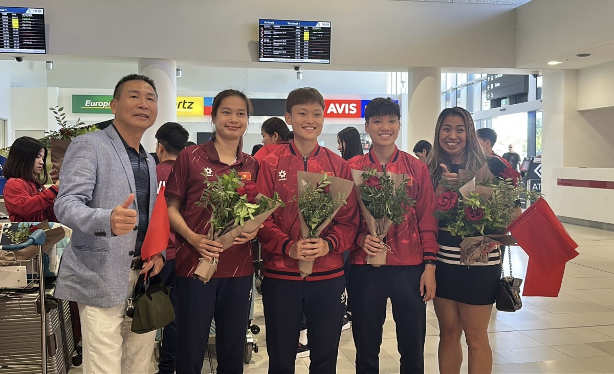 CĐV Việt Nam nồng ấm chào đón các nữ tuyển thủ (Ảnh: VFF)