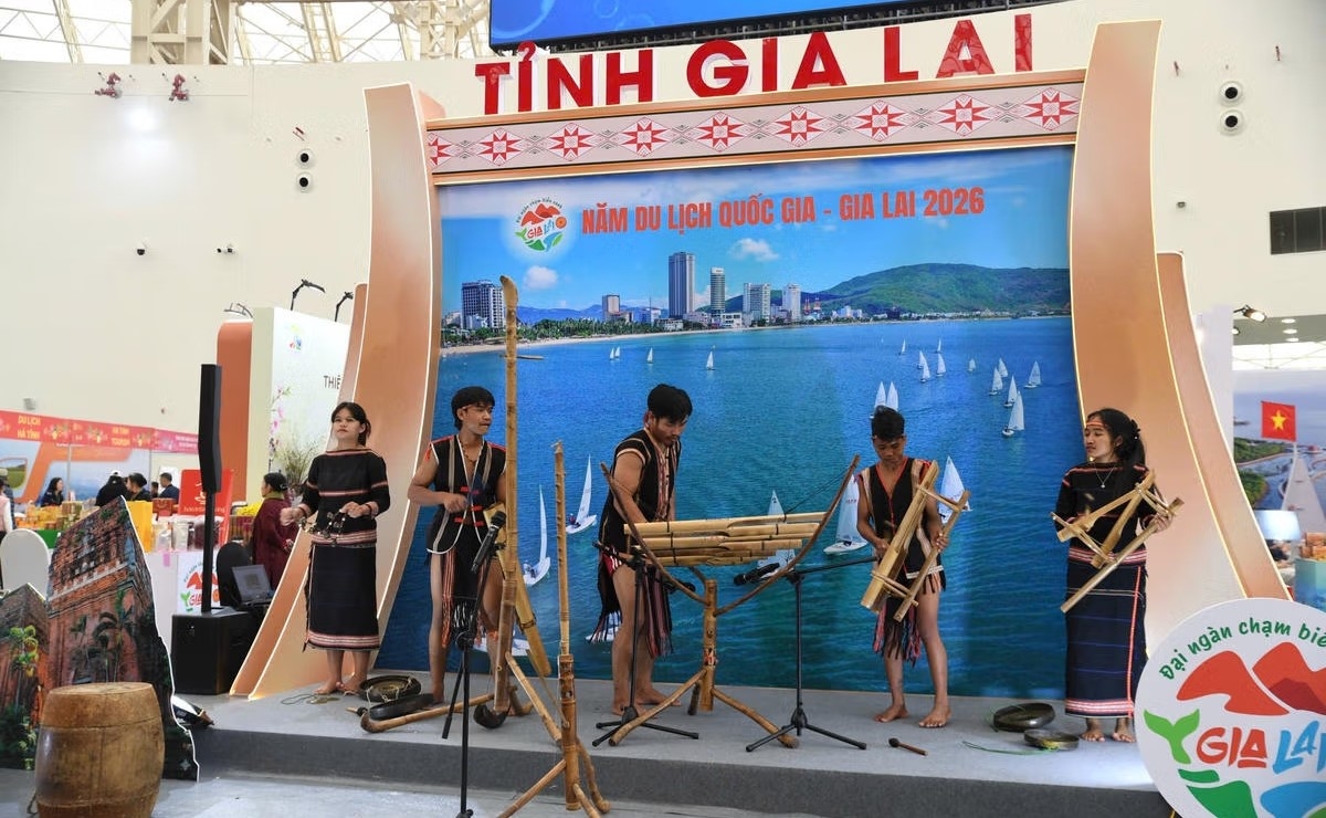 Các nghệ nhân, diễn viên của đoàn nghệ thuật Đam San, Gia Lai chuẩn bị các tiết mục trình diễn tại Hội chợ. Ảnh: Phạm Sỹ