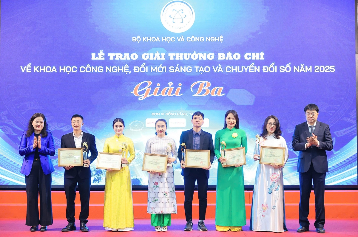 Đại diện nhóm tác giả của Ban Văn hóa - Xã hội và Dân tộc, Đài TNVN nhận giải Ba (Ảnh: BTC) 