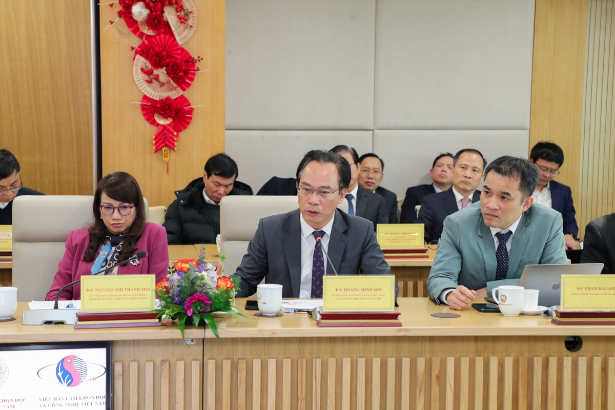 Ủy viên Ban Chấp hành Trung ương Đảng, Giám đốc ĐHQGHN Hoàng Minh Sơn chia sẻ tại hội nghị  (Ảnh: VNU)