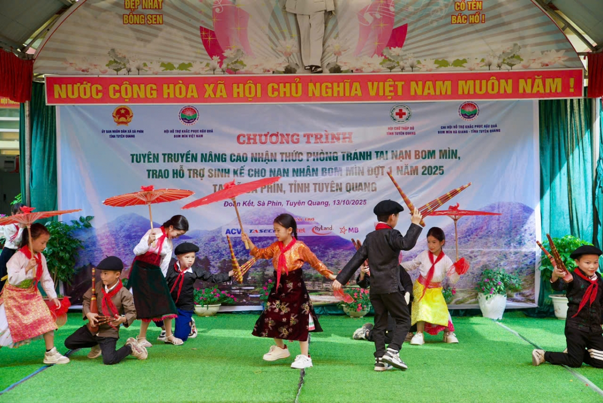 Biểu diễn văn nghệ trong các buổi sinh hoạt ngoại khóa với những tiết mục dân ca dân vũ là một cách hữu hiệu để bảo tồn và phát huy giá trị văn hóa truyền thống. Ảnh: Quốc Bình