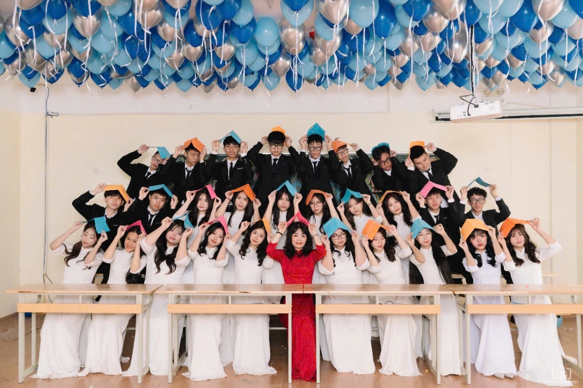 Cô Nguyễn Lương Thiện cùng học sinh của mình (Ảnh: NVCC)