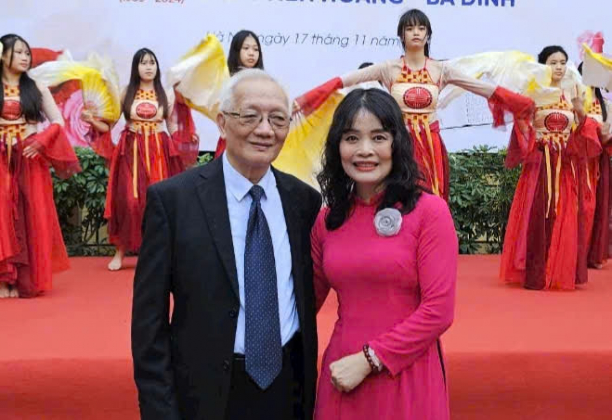 Cô Nguyễn Lương Thiện cùng TS. Nguyễn Tùng Lâm - Chủ tịch Hội đồng giáo dục Trường THPT Đinh Tiên Hoàng (Ảnh: NVCC)