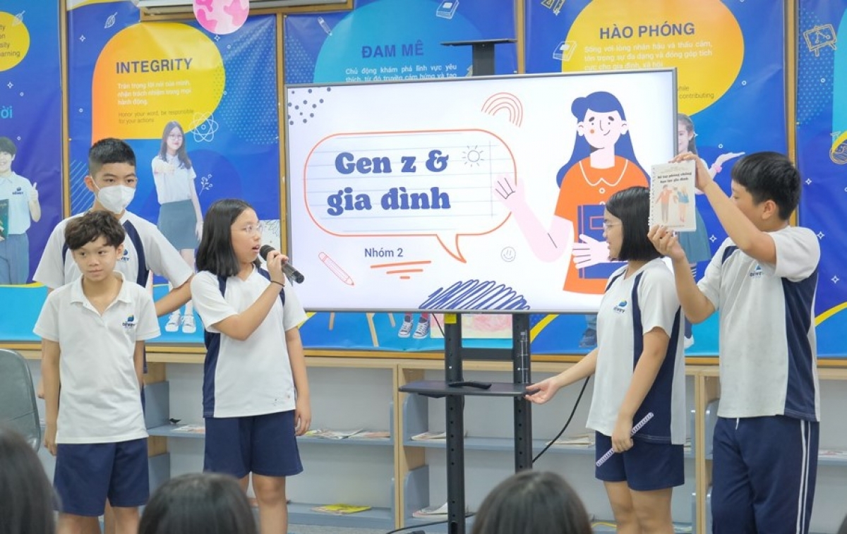 Học sinh khối 6, 7 tự tin thuyết trình, giới thiệu các dự án khởi nghiệp (Ảnh: Dewey Schools)