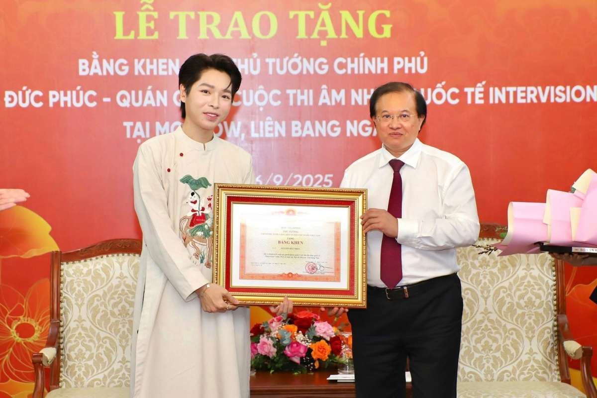 Ca sỹ Đức Phúc được Thứ trưởng Bộ Văn hóa, Thể thao và Du lịch Tạ Quang Đông trao tặng bằng khen của Thủ tướng (Ảnh: VOV)