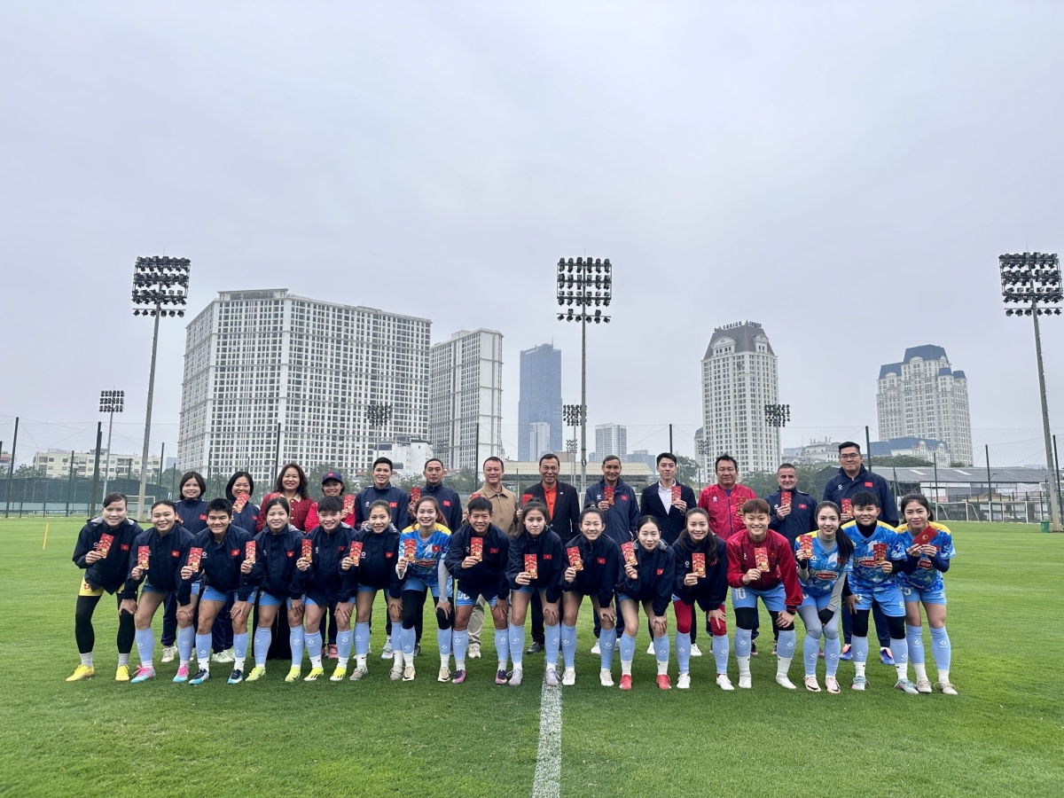 Lãnh đạo Liên đoàn gặp mặt, động viên các nữ tuyển thủ trong buổi tập đầu năm Bính Ngọ (ảnh: VFF)