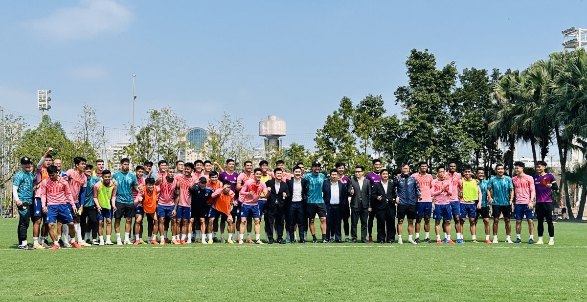 Chủ tịch Đỗ Vinh Quang chụp ảnh lưu niệm đầu xuân Bính Ngọ 2026 với toàn thể BHL và cầu thủ Hà Nội FC