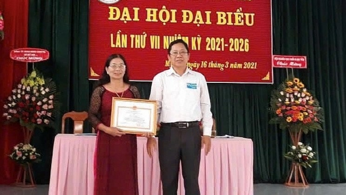 Bà Nguyễn Thị Hằng được Công an tỉnh tặng Giấy khen. Ảnh ngaymoionline