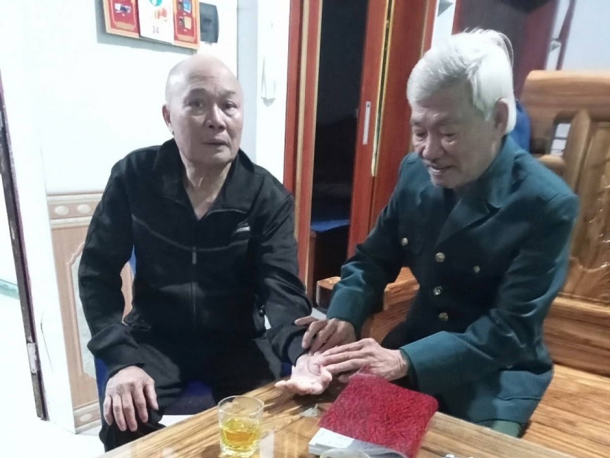 Lương y Nguyễn Cao Niên thăm khám, chữa bệnh cho bệnh nhân tại thôn Đại Lư.
Ảnh ngaymoi.online