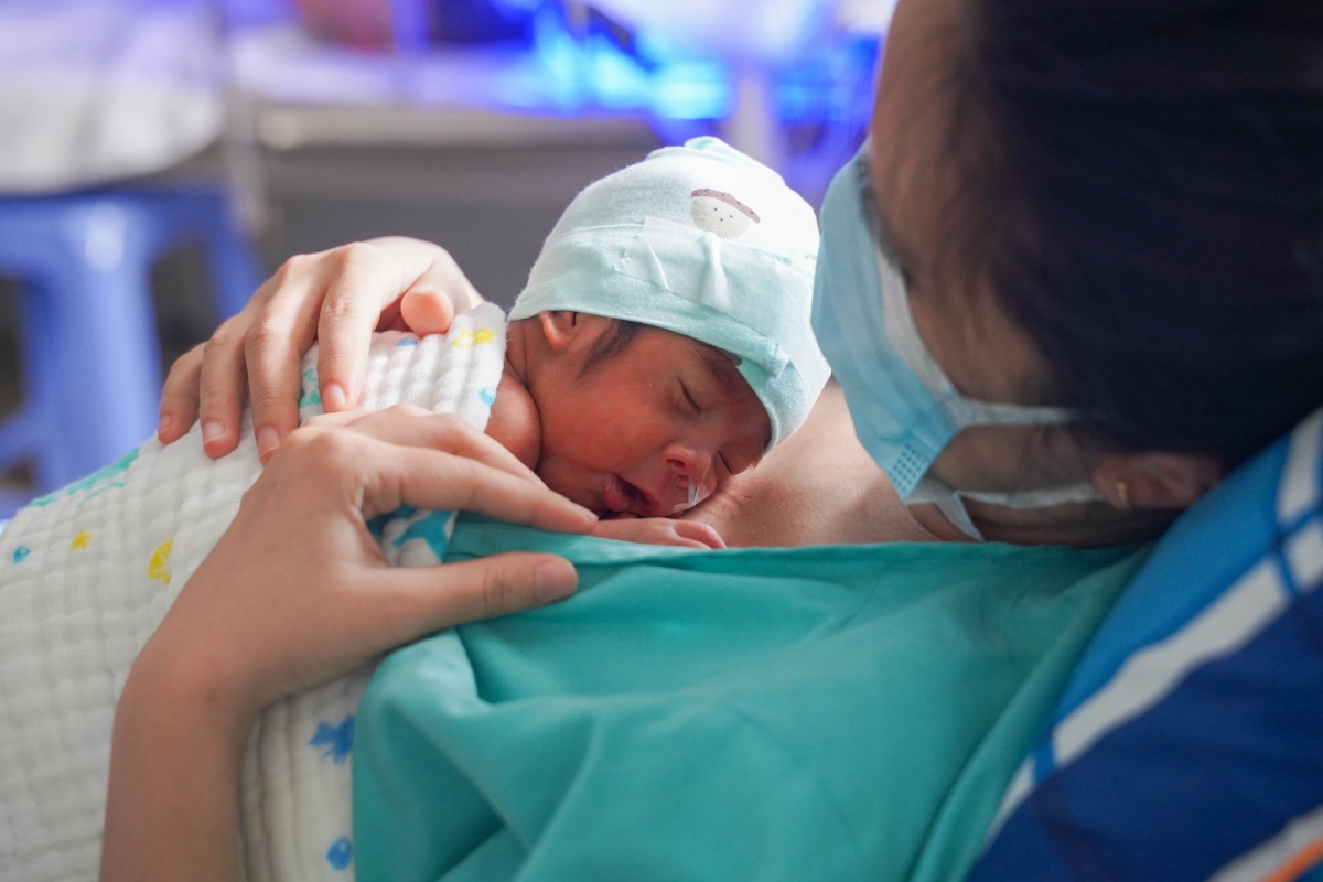 Nuôi con bằng sữa mẹ không phải hành trình đơn độc của người mẹ. (Ảnh: Alive &amp; Thrive)