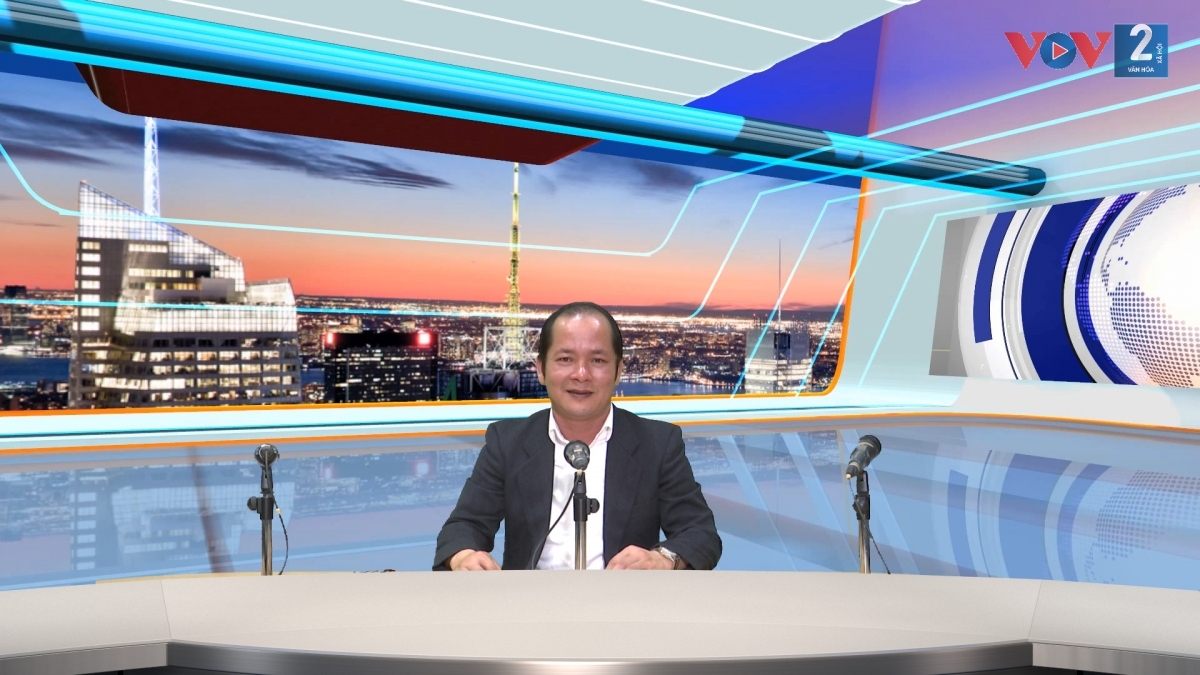 Ông Vũ Văn Tuyên tại phòng thu trực tiếp VOV2