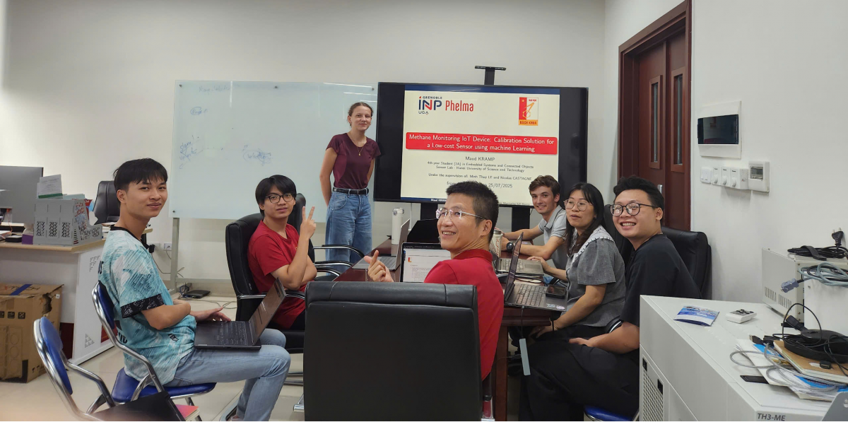 PGS.TS Lê Minh Thùy cùng sinh viên báo cáo tiến độ hàng tuần trong phòng thí nghiệm
(Ảnh: NVCC)