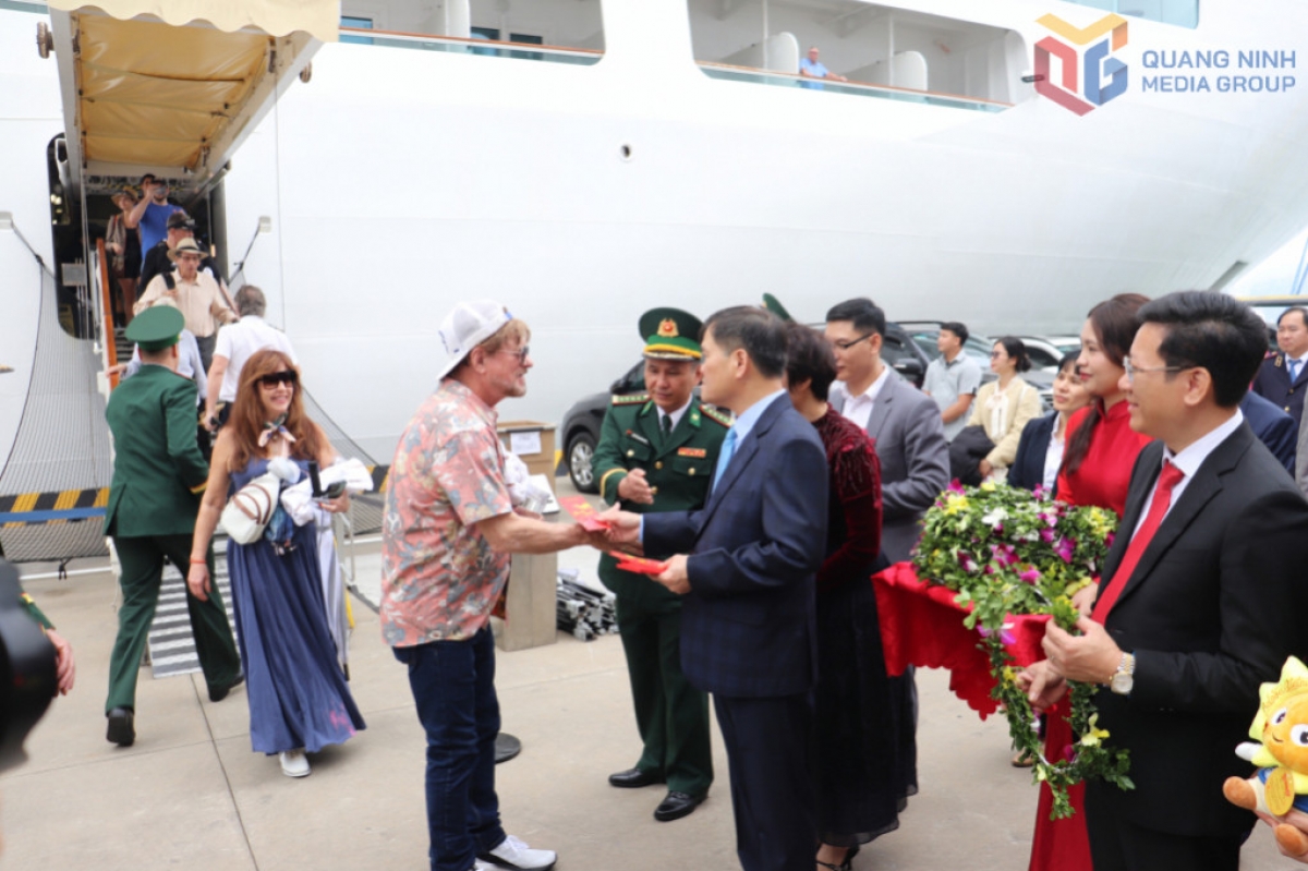 Những vị khách tàu biển quốc tế đầu tiên đến Quảng Ninh: Ảnh: Báo Quảng Ninh