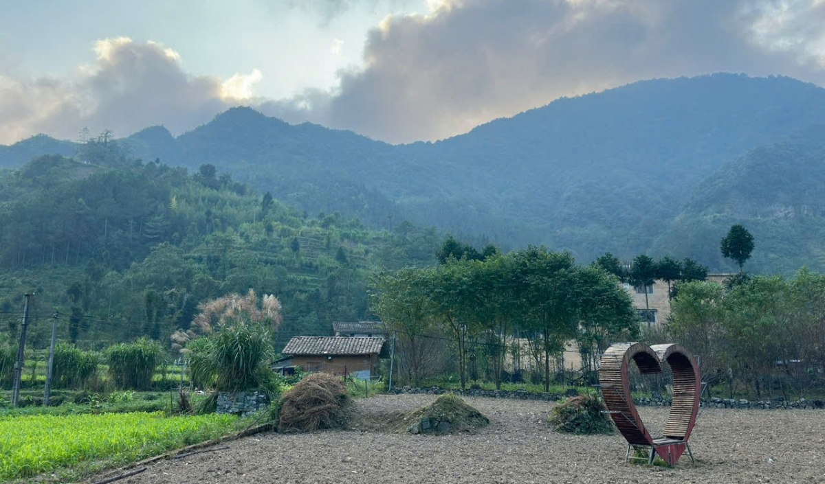 Những nếp nhà cổ của đồng bào Mông ở Sà Phìn ẩn hiện trong những vòm cây. Ảnh: Quốc Bình