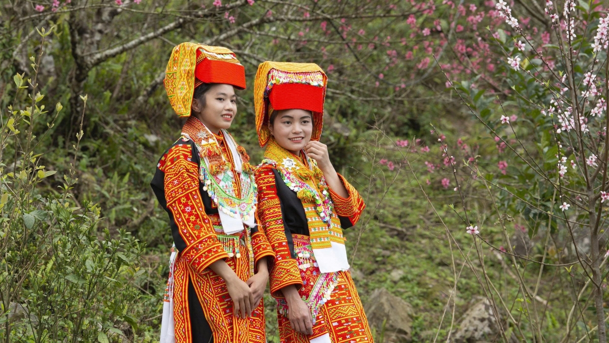 Thiếu nữ xinh đẹp trong trang phục truyền thống các dân tộc tỉnh Lạng Sơn. Ảnh: BTC
