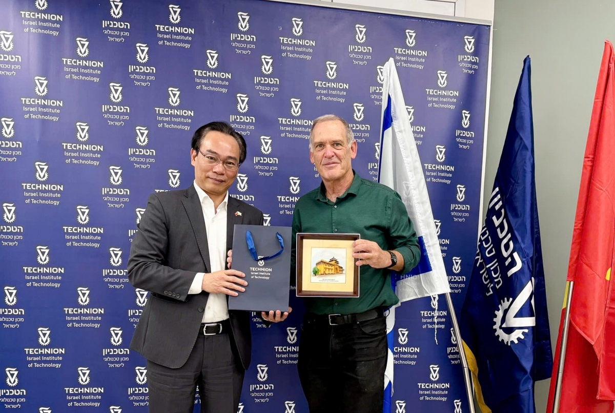 Giám đốc ĐHQG HN Hoàng Minh Sơn và Phó Viện trưởng điều hành cấp cao Viện Công nghệ Technion ông Danny Raz (Ảnh: VNU)