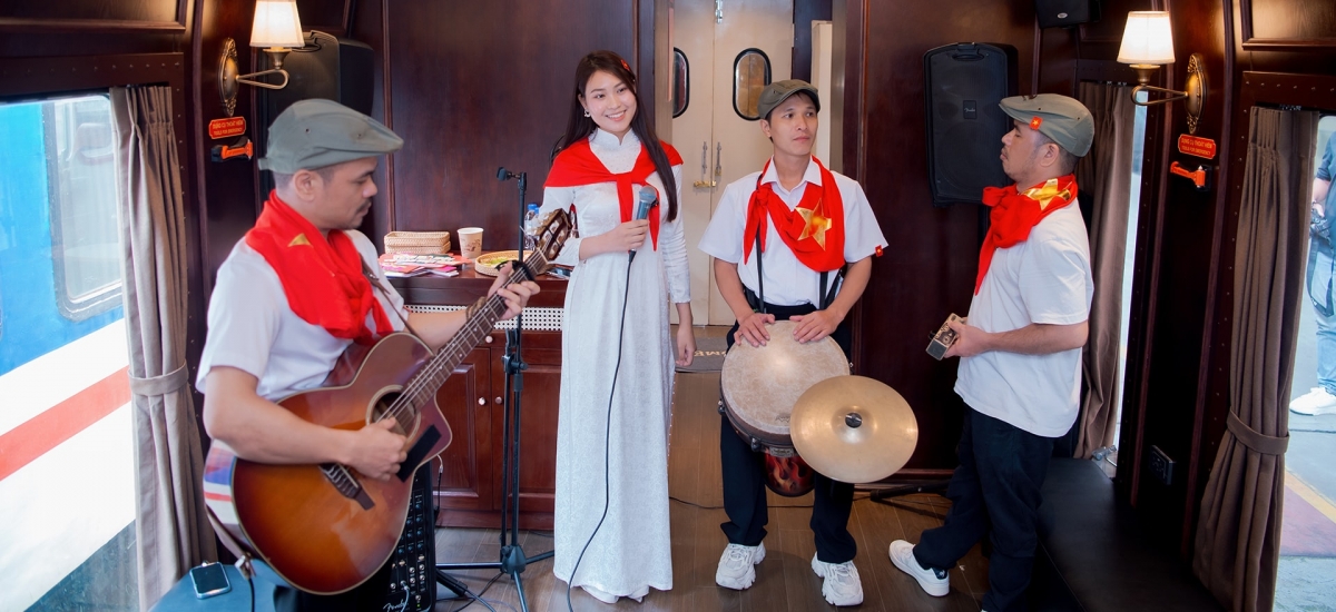 Biểu diễn văn nghệ trên tàu Hà Nội 5 Cửa ô. Ảnh: THT