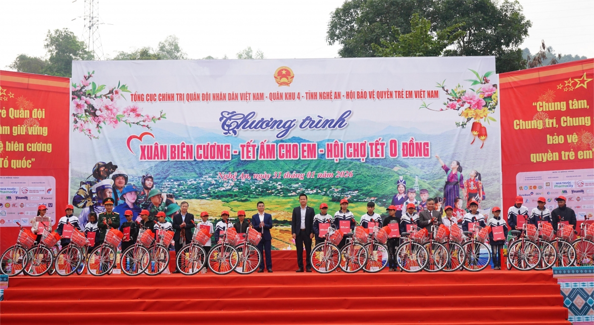 BTC trao tặng xe đạp và quà Tết cho học sinh 