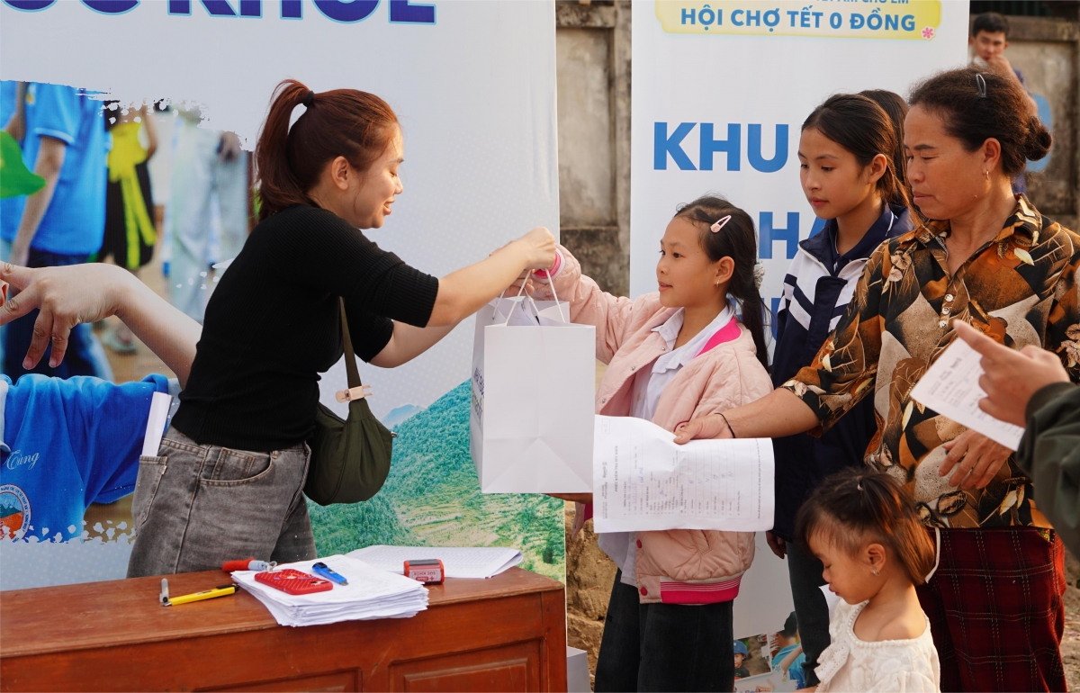 “Xuân biên cương – Tết ấm cho em" là chương trình thường niên do Hội Bảo vệ quyền trẻ em Việt Nam được tổ chức mỗi dịp Tết đến, Xuân về (Ảnh: BTC)