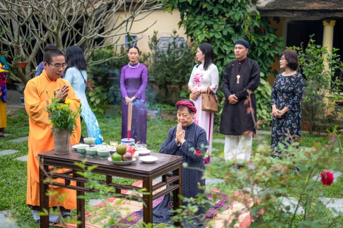 Lễ cúng trước khi dựng cây nêu. Ảnh VOV Miền Trung