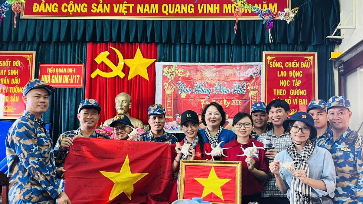 Phóng viên Phương Lan VOV2 (ngoài cùng bên phải) cùng các chiến sĩ, thành viên đoàn công tác trong chuyến thăm nhà giàn DK1