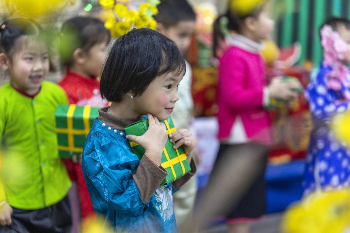 Để trẻ thực sự cảm nhận được Tết điều quan trọng nhất vẫn là sự hiện diện của gia đình
(Ảnh: Internet)