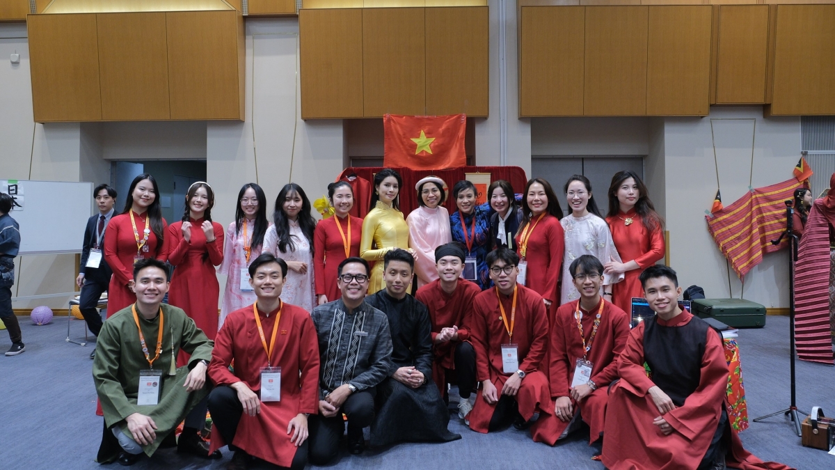 Áo dài được các thành viên thanh niên Việt Nam lựa chọn cho nhiều sự kiện của hải trình. Ảnh: BTC