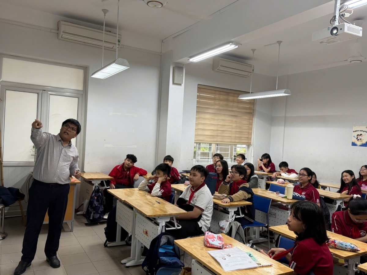 Giờ dạy mỹ thuật của thầy giáo Đỗ Thế Phong (Ảnh: ULIS)